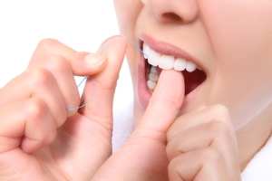 So reinigen Sie Ihre Zähne mit Zahnseide